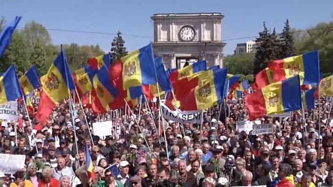 Opinie: Supraestimarea condiţionalităţii europene descurajează protestele sociale în Moldova