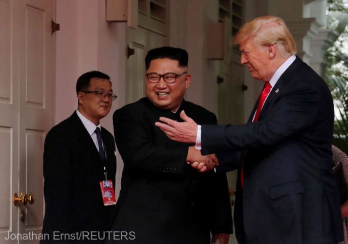 Limbajul corpului Trump-Kim: Amândoi au încercat să se impună, dar au dat şi semne de anxietate