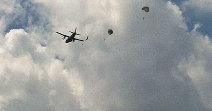 FOTO. Militarii din forţele speciale ale armatei naţionale şi din România au executat salturi cu paraşuta