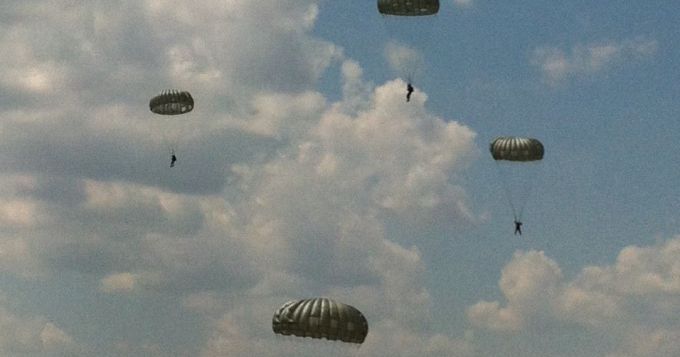 FOTO. Militarii din forţele speciale ale armatei naţionale şi din România au executat salturi cu paraşuta