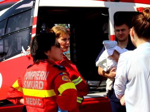 Un copil de şase luni a fot transportat cu un elicopter SMURD la Bucureşti
