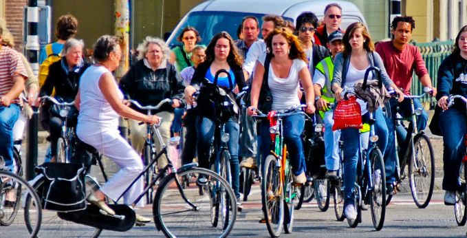 Guvernul olandez vrea să-i remunereze pe angajaţii care vin la serviciu cu bicicleta