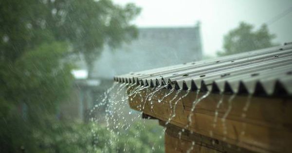 METEO. Ploi de scurtă durată cu descărcări electrice în toată ţara