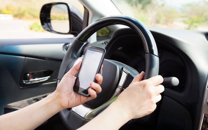 Şoferii care vorbesc la telefon în timp ce conduc vor fi sancţionaţi