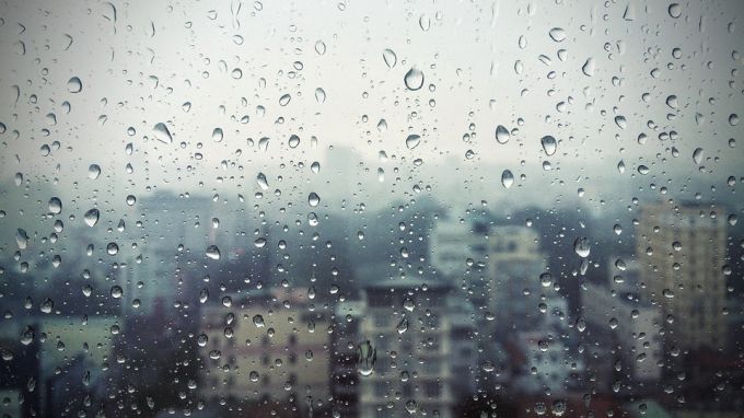 Weekend cu ploi şi descărcări electrice în toată ţara. La Nord maxima va fi de 15 grade