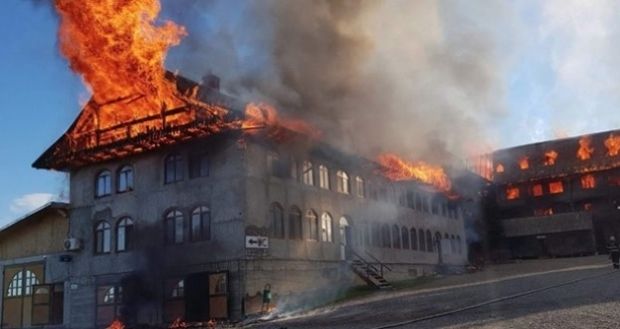 Incendiu la Mănăstirea 'Sf. Mina' din Roşiori, judeţul Suceava