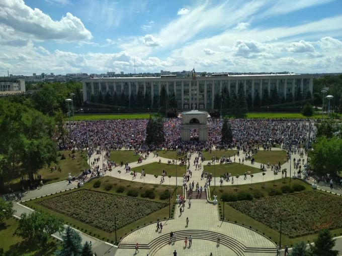 VIDEO. UPDATE. Mii de cetăţeni au protestat astăzi în PMAN împotriva guvernării corupte şi au cerut validarea alegerilor