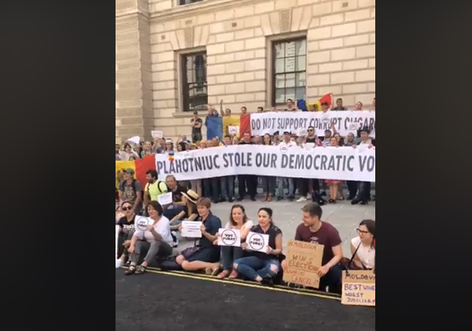 FOTO. VIDEO. Diaspora protestează: Chişinău, suntem cu voi!