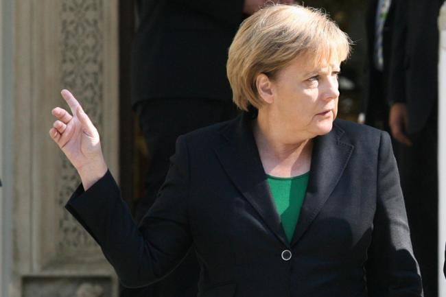 Cancelarul Merkel consideră ruşinoasă relativizarea nazismului de către extrema-dreaptă germană