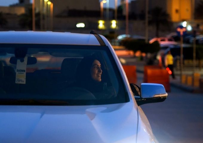 Primele femei din Arabia Saudită au primit permis de conducere