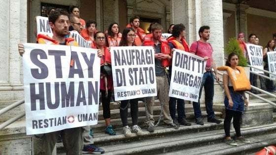 Militanţii pro-migranţi s-au legat cu lanţuri, în semn de protest, în faţa Ministerului Transporturilor de la Roma