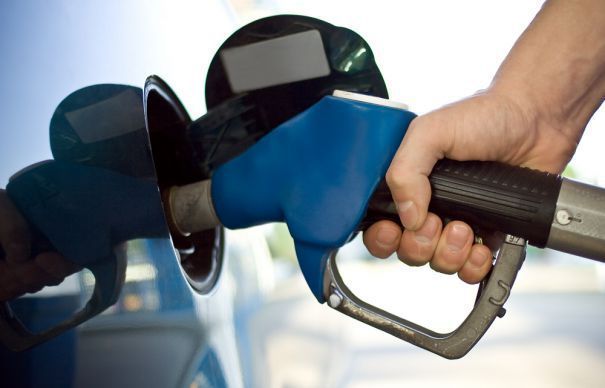 Expert Group: Revizuirea metodologiei de formare a preţurilor la carburanţi, cea mai indicată opţiune