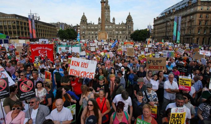 Mii de oameni au manifestat în Scoţia împotriva vizitei preşedintelui Donald Trump în Marea Britanie