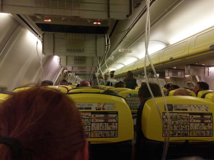 33 de pasageri au ajuns la spital în urma unor probleme tehnice la bordul unui avion al companiei RyanAir