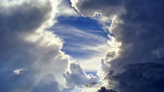 Meteorologii prognozează pentru astăzi cer noros şi maxime de până la 28 de grade