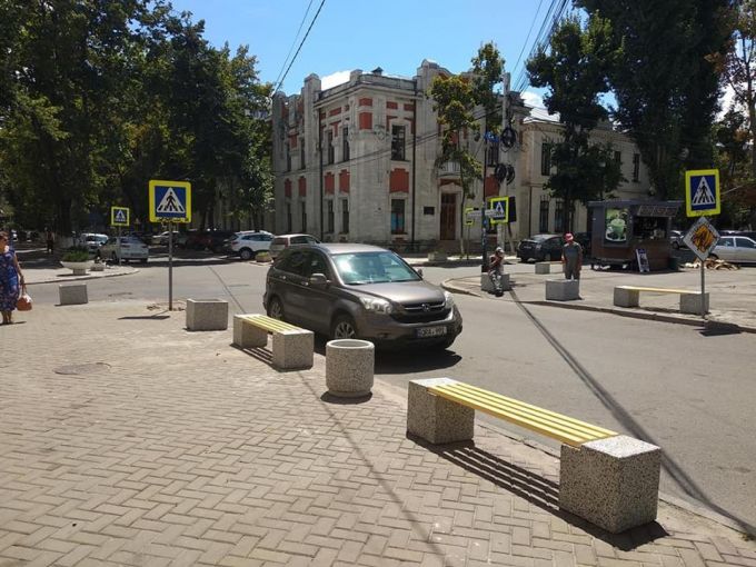 Pe strada Veronica Micle din Chişinău au fost amplasate bănci, iar trotuarul a fost eliberat de maşini