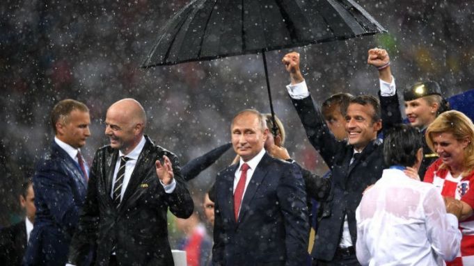 Putin, ridiculizat pe Twitter după ce s-a adăpostit de ploaie sub umbrelă la finala CM 2018