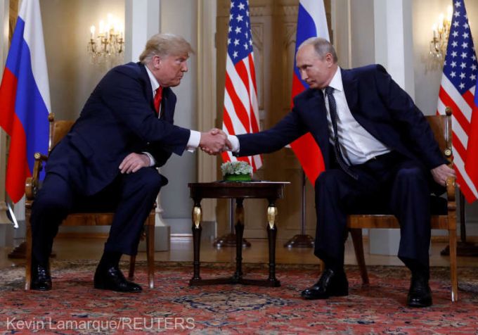 Întârzieri, gesturi glaciale şi o minge de fotbal: Celălalt summit dintre Trump şi Putin