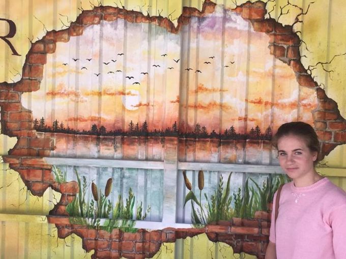 O tânără din raionul Ialoveni pictează poveşti pe pereţi