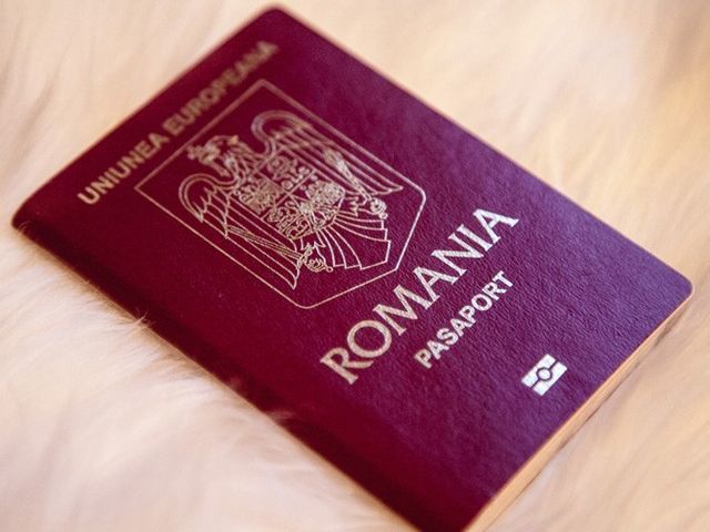 Atenţie! Pentru deţinătorii de paşaport român au fost simplificate condiţiile de călătorie cu copiii