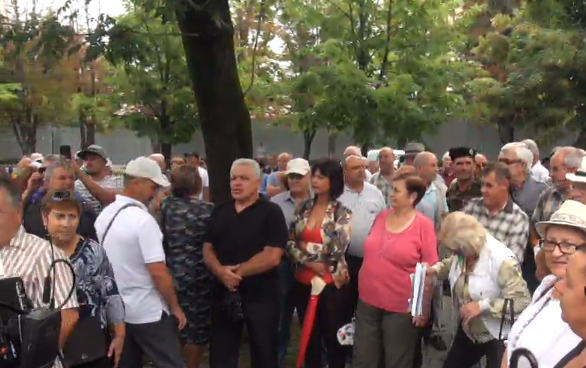 VIDEO. Comitetul Mişcării de Rezistenţă Naţională ”ACUM” protestează în faţa Parlamentului