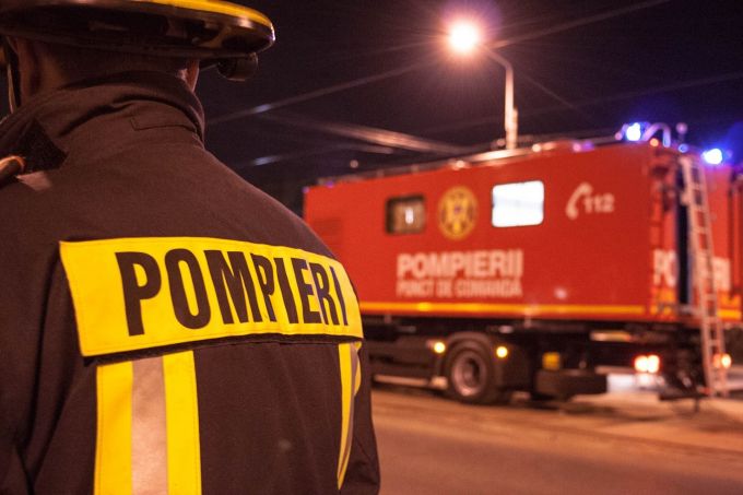 Treisprezece persoane au fost rănite după ce un autobuz cu muncitori a luat foc într-o localitate din Mureş