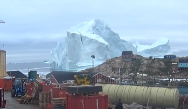 VIDEO. Un aisberg gigant ameninţă locuitorii unui sat din Groenlanda