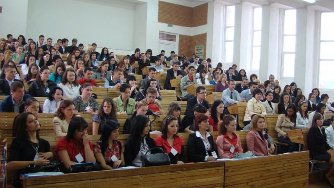 Studiu: Numărul studenţilor din Republica Moldova s-a redus de două ori, în ultimii 12 ani