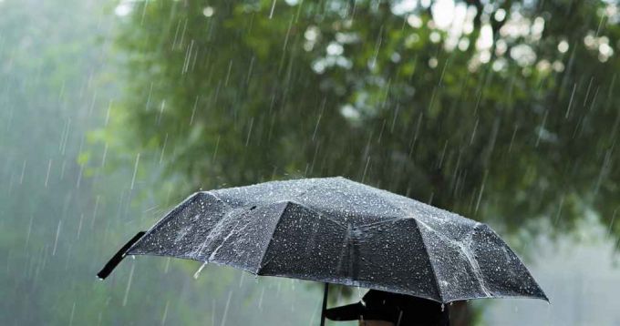 Ploi cu descărcări electrice şi maxime de până la 31 de grade