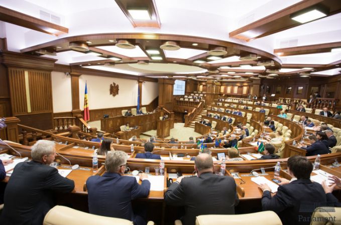 Patru fracţiuni au părăsit sala de şedinţă a Parlamentului, nemulţumite de majoritatea parlamentară