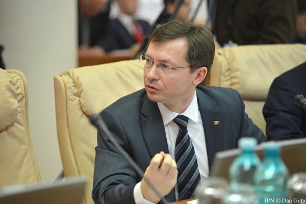 Veaceslav Negruţa: Reforma fiscală adoptată de Parlament poartă grija celor cu bani mulţi şi murdari