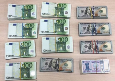 FOTO. Sume enorme de bani au fost depistate în birourile medicilor reţinuţi: euro, dolari şi lei