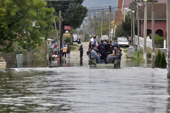 Alertă. Cod portocaliu şi cod galben de ploi, pericol de inundaţii în România