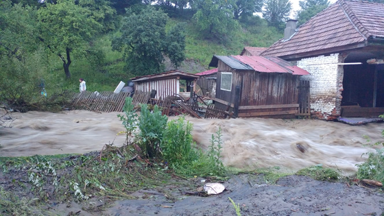 FOTO. Inundaţii în România: Un pârâu a ieşit din matcă în Covasna. Zeci de gospodării sunt afectate