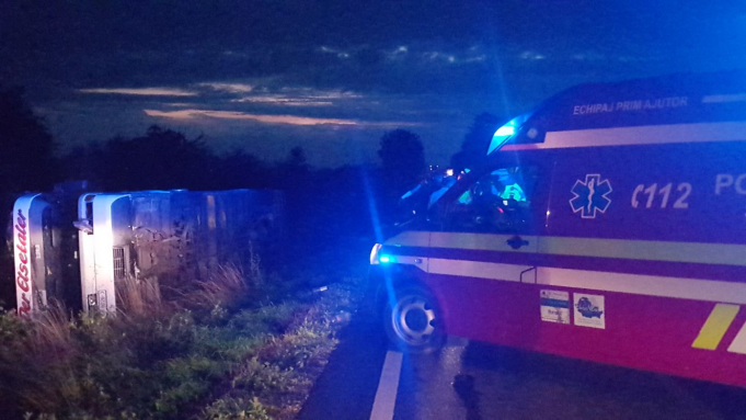 14 copii şi un adult au fost transportaţi la spital în urma unui accident care a avut loc în Suceava