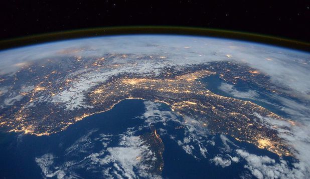 Spaţiul s-ar putea afla mult mai aproape de Pământ, susţine un cercetător de la Harvard