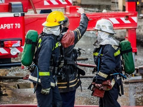 70 de pompieri au intervenit la stingerea unui incendiu izbucnit la o frabrică de mobilă din Comrat