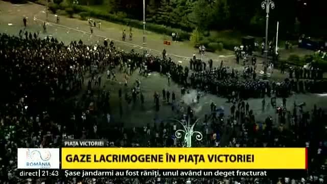 VIDEO. Incidente majore în Piaţa Victoriei, la protestul românilor din diaspora. Forţele de ordine au folosit un tun cu apă şi gaze lacrimogene