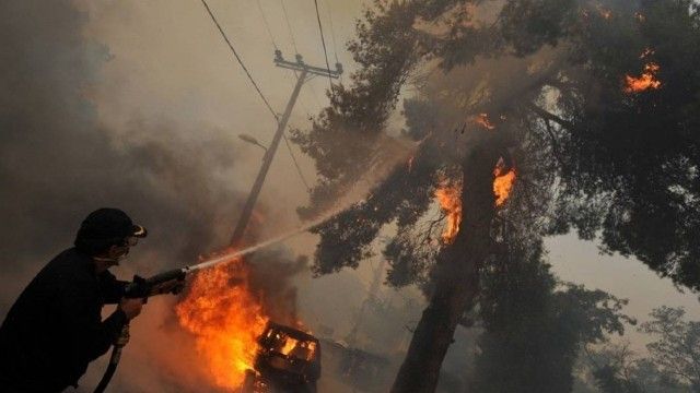 500 de persoane au fost evacuate în urma unor incendii violente pe o insulă din Grecia