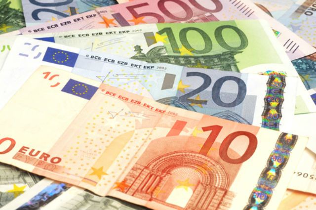 Moneda unică europeană se ieftineşte şi mai mult