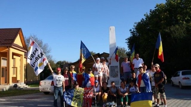 Unioniştii care duc Flacăra Unirii pe traseul Alba Iulia – Chişinău au ajuns la Mărăşti