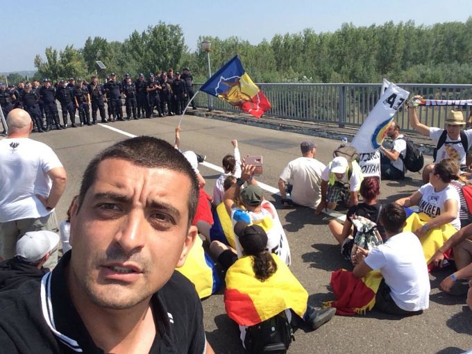 UPDATE. Participanţii la Marşul Centenar, blocaţi pe podul de la Prut. Au fost respinşi repetat de autorităţile Republicii Moldova