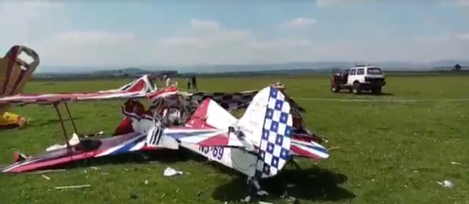 Două avioane uşoare s-au ciocnit în aer, în judeţul Suceava, în timpul unui antrenament. Un pilot a murit, altul este grav rănit