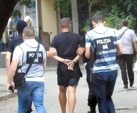 VIDEO. O grupare infracţională, specializată în tâlhării şi condusă de un fost poliţist, a fost destructurată