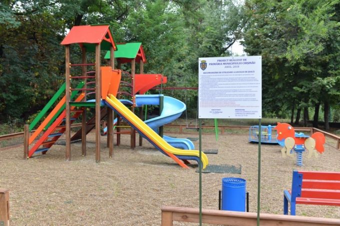 Noi terenuri de joacă pentru copii au fost amenajate în Chişinău