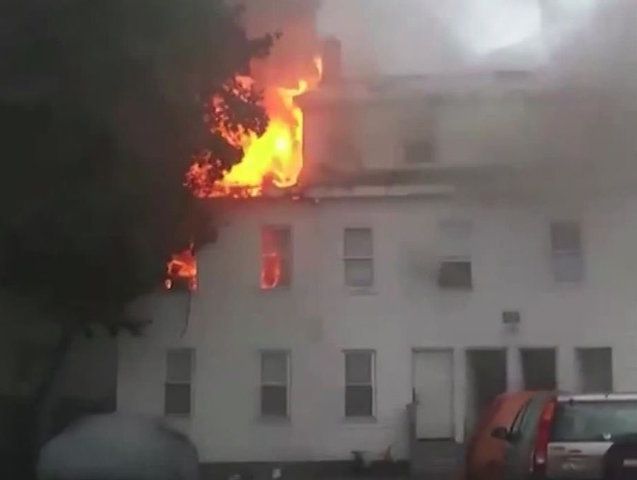 Miros de gaz, explozii, incendii şi cel puţin şase răniţi în trei localităţi din apropiere de Boston