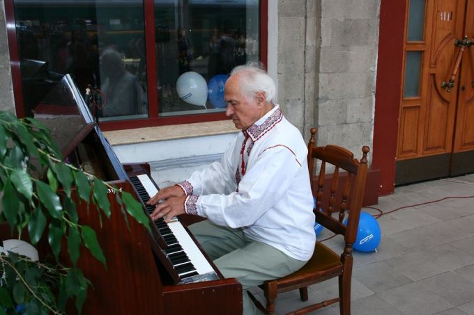 Recital de pian susţinut de maestrul Eugen Doga pe peronul Gării din Chişinău