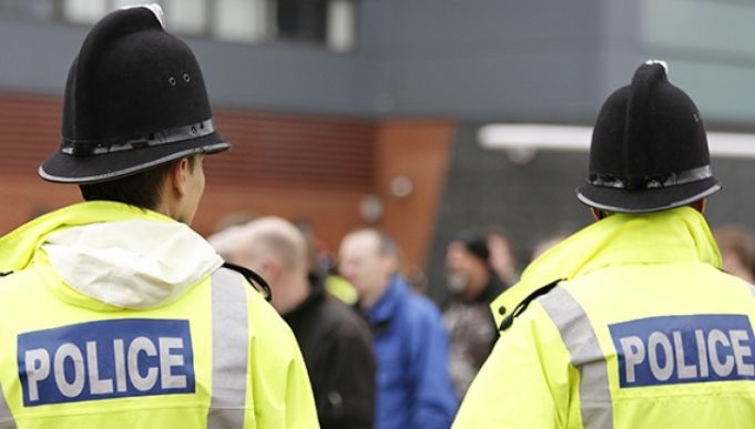 Două persoane au fost transportate la spital, după ce o maşină a lovit pietoni în faţa unei moschei la Londra