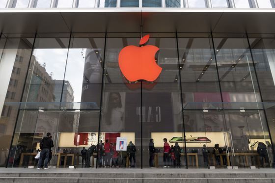 Apple îşi deschide propria firmă în România