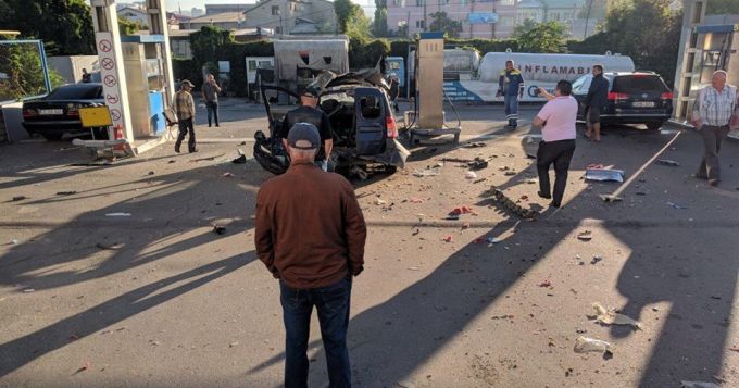 FOTO: O instalaţie de gaz a explodat pe o stradă din Chişinău, în timp ce o maşină se alimenta